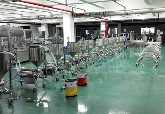 半自動醬料灌裝機(jī)車間一角